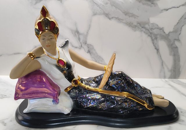 Figura exótica mujer yacente