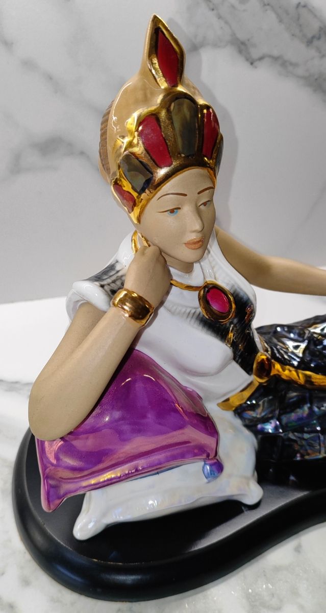 Figura exótica mujer yacente