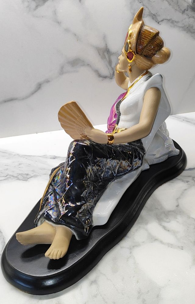 Figura exótica mujer yacente