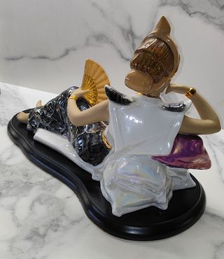 Figura exótica mujer yacente