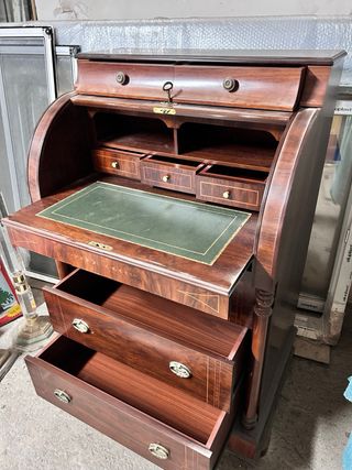 Escritorio antiguo de madera