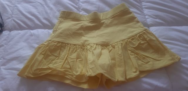 Falda corta amarilla