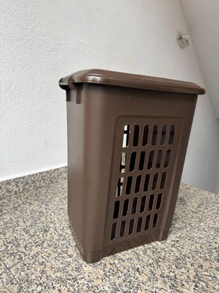 Cesto ropa marrón plástico