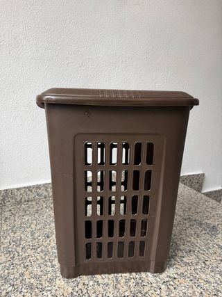 Cesto ropa marrón plástico