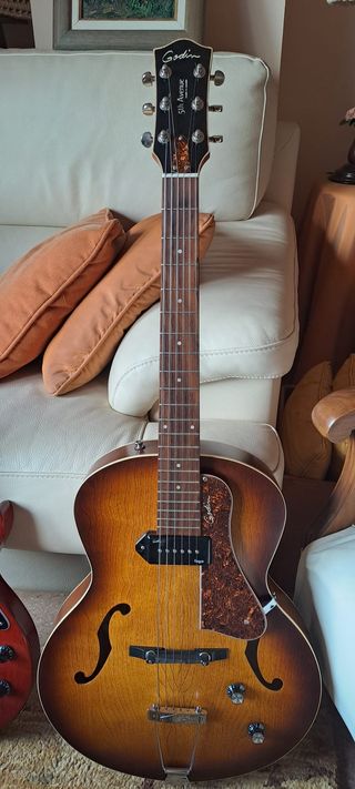 Godin 5th Avenue Kingpin + Estuche Tric Godin
