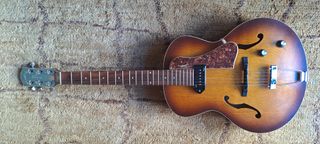 Godin 5th Avenue Kingpin + Estuche Tric Godin