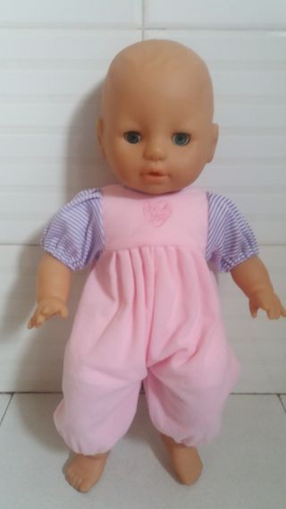 Muñeco bebé con cuna rosa