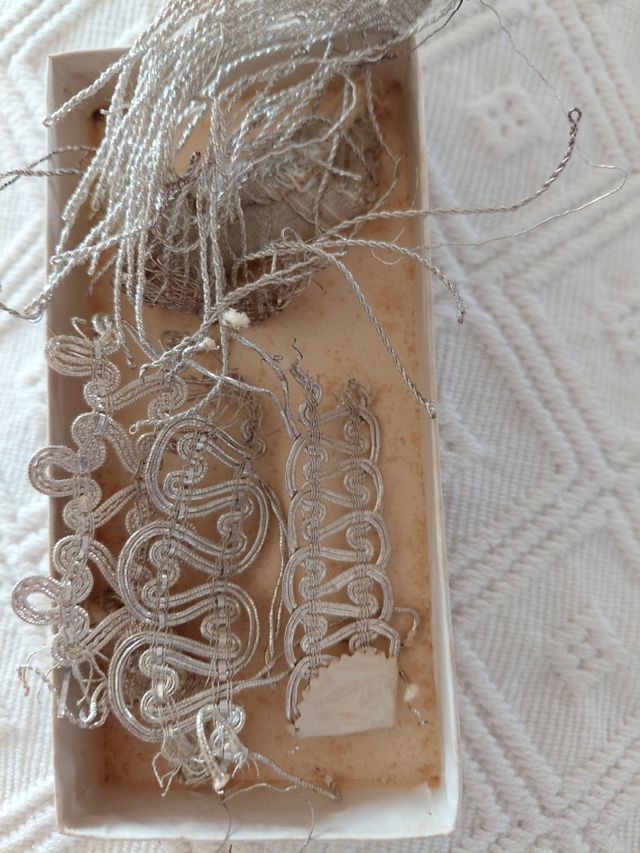 Filo d'argento antico: ricamo e rotolo inutilizzato
