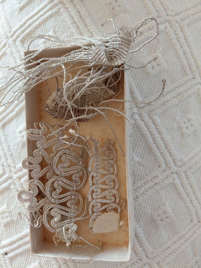 Filo d'argento antico: ricamo e rotolo inutilizzato