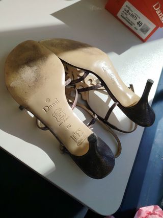 Sandalias Dansi doradas talla 40