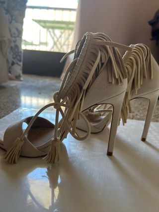 Tacones beige con flecos