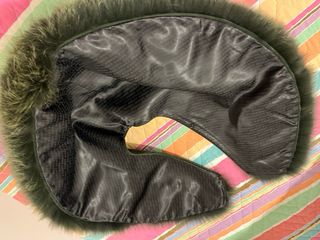 Cuello de piel verde oliva