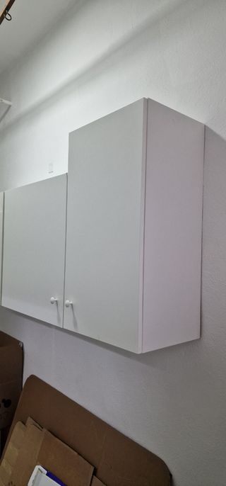 Armarios blancos montados pared
