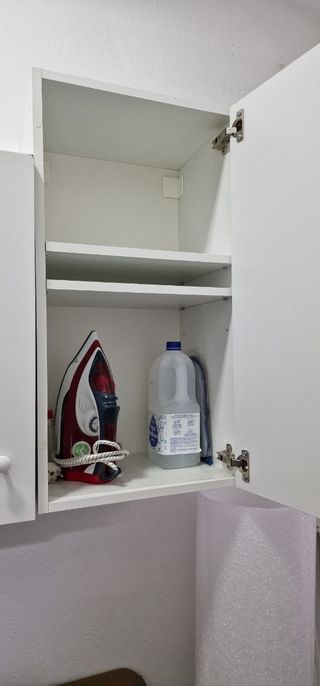 Armarios blancos montados pared