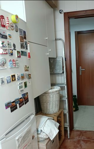 Armarios blancos montados pared