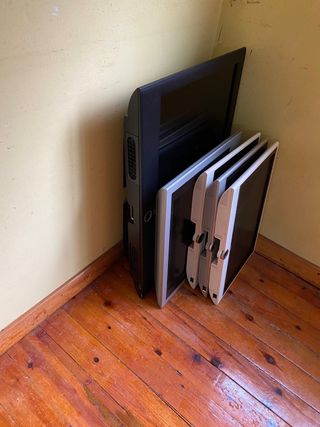 Lote de paneles y televisores para piezas