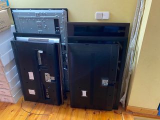 Lote de paneles y televisores para piezas