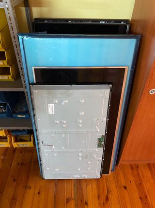 Lote de paneles y televisores para piezas