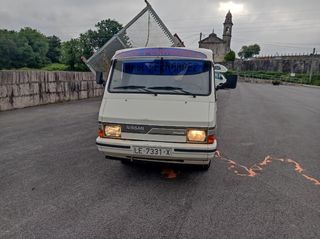 Camión basculante 3500kg c/conductor