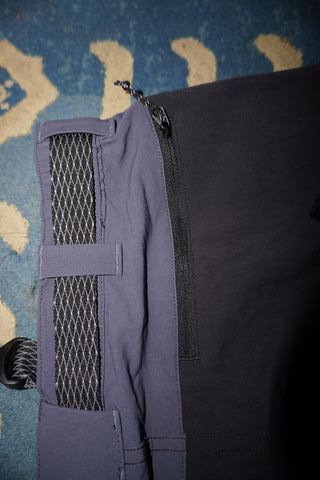 Pantalón de montaña y trekking impermeable