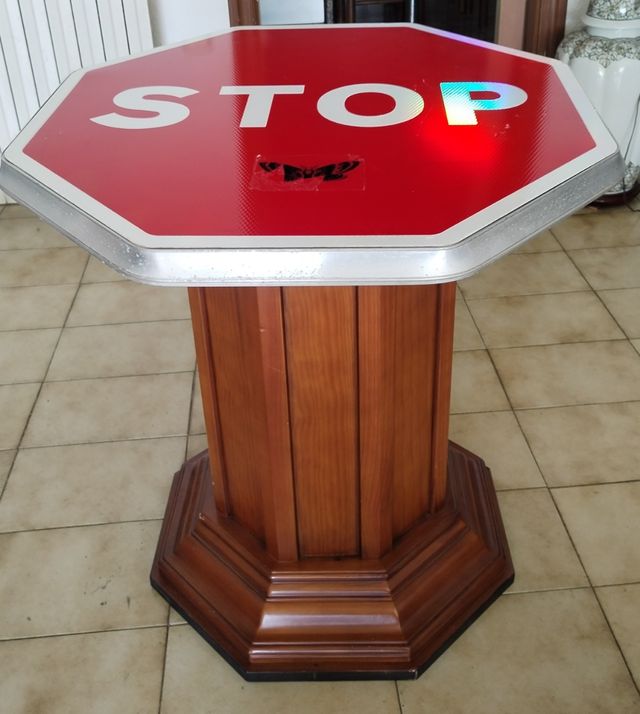 Tavolo originale con segnale STOP