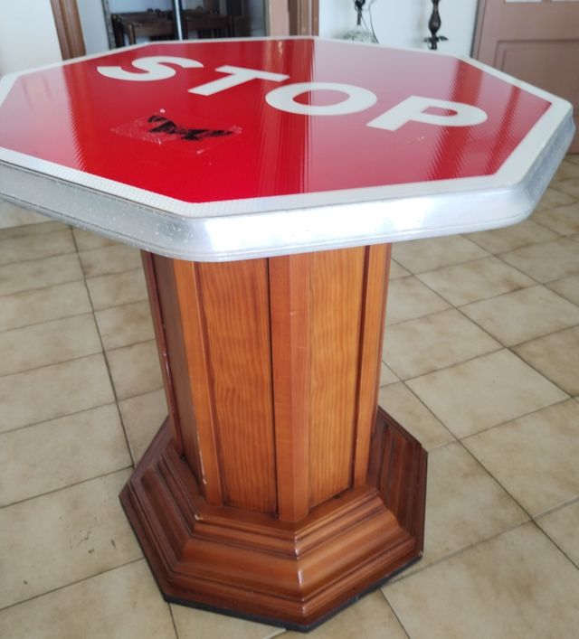 Tavolo originale con segnale STOP