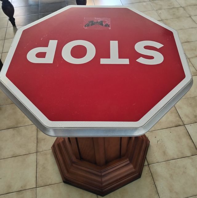 Tavolo originale con segnale STOP