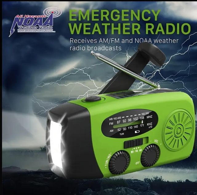 RADIO SOLAR RECARGABLE CON DINAMO Y USB - NUEVA