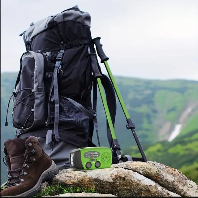 RADIO SOLAR RECARGABLE CON DINAMO Y USB - NUEVA