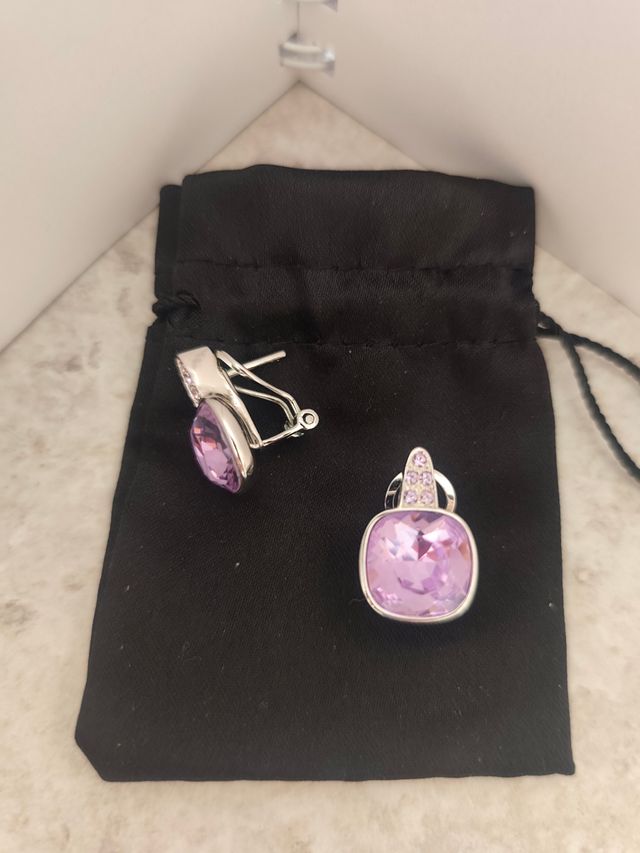 Pendientes morados con cierre de presión