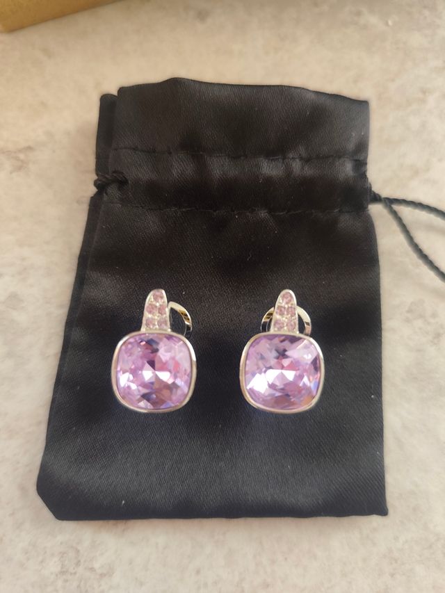 Pendientes morados con cierre de presión