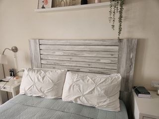 Cabecero de madera blanco grisáceo