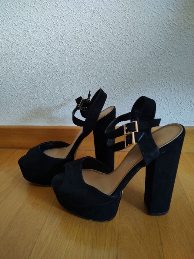 Tacones negros