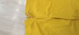 Pantalones impermeables amarillos
