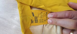 Pantalones impermeables amarillos