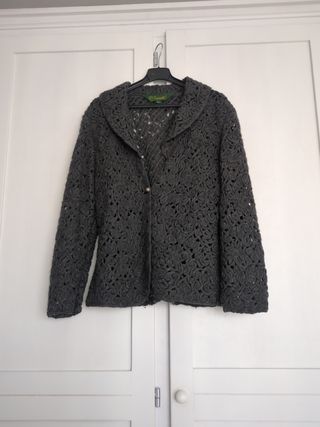 Chaqueta gris de lana calada