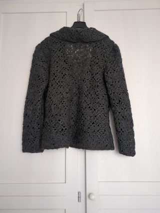 Chaqueta gris de lana calada