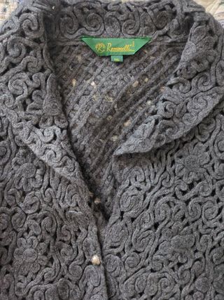 Chaqueta gris de lana calada