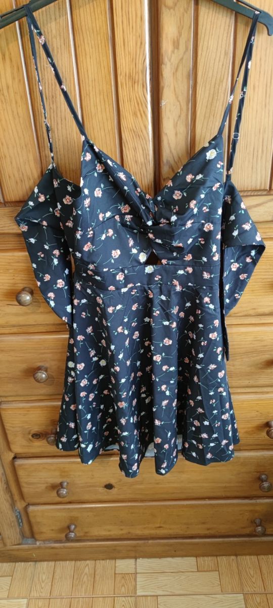 Ropa variada. Vestidos y tops