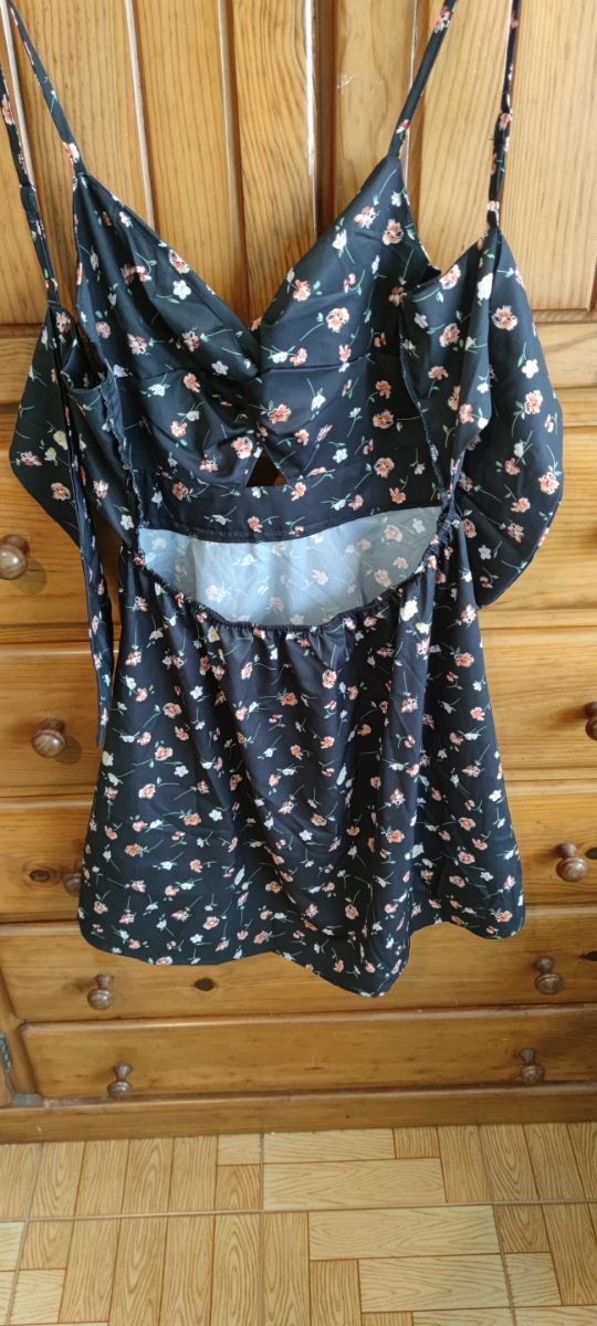 Ropa variada. Vestidos y tops