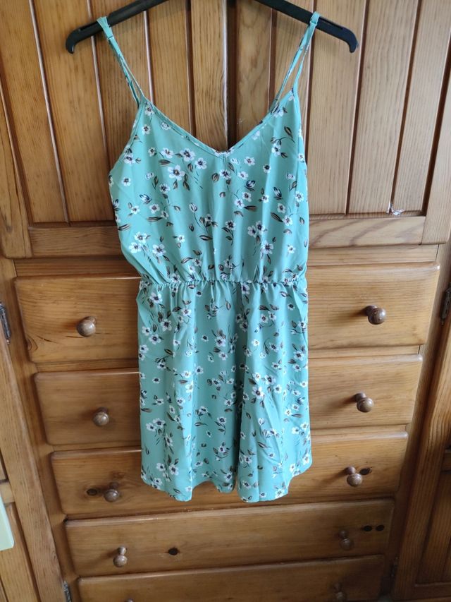 Ropa variada. Vestidos y tops