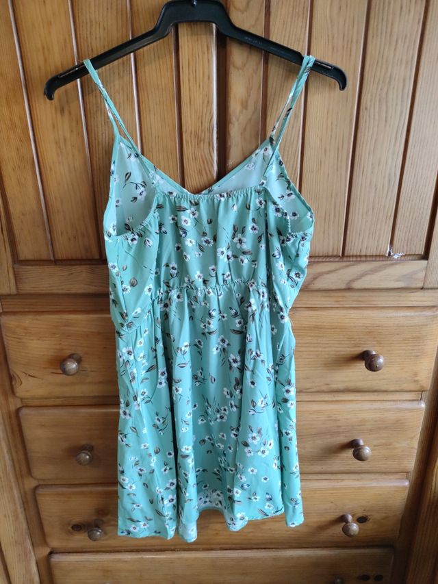 Ropa variada. Vestidos y tops