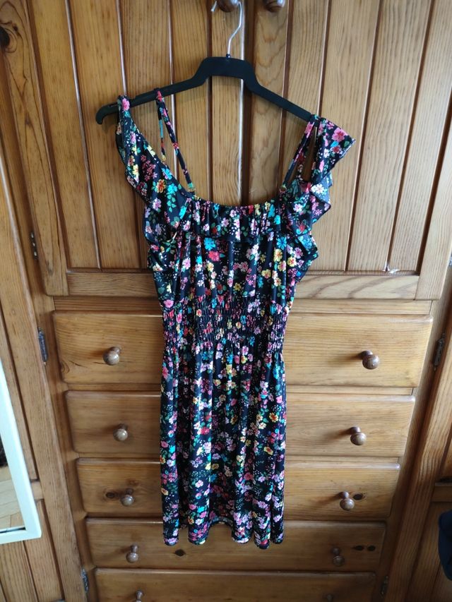 Ropa variada. Vestidos y tops