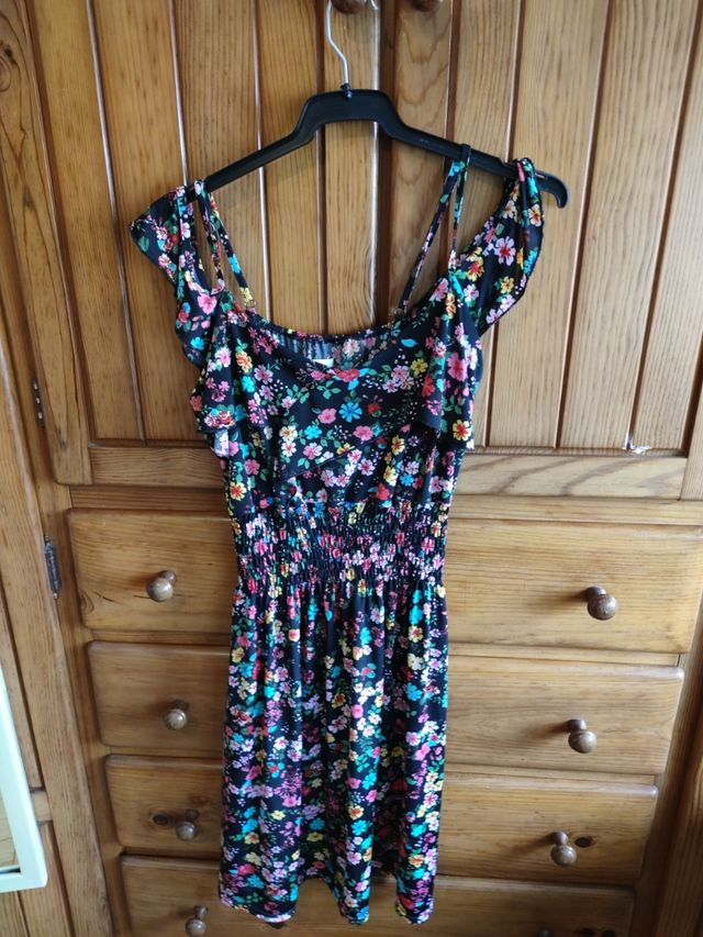 Ropa variada. Vestidos y tops