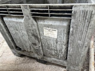 Contenedor reciclaje baterías usado