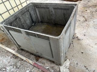 Contenedor reciclaje baterías usado