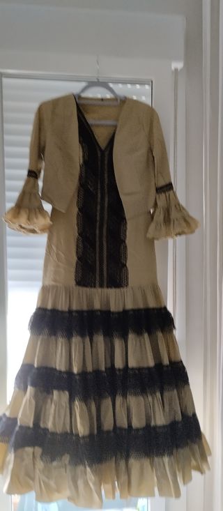 Traje gitana beige y negro
