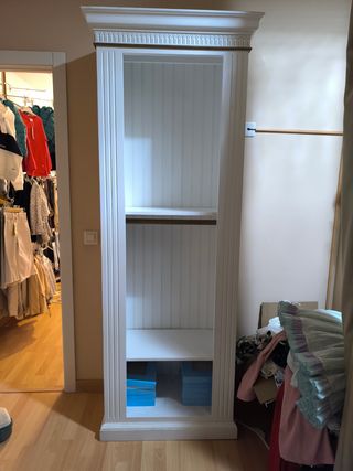 Vitrina blanca dorada con cristal