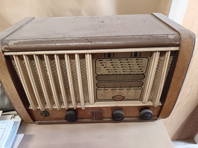 Radio antigua de madera Bertone