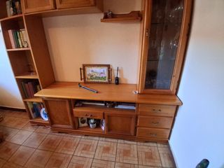 Mueble madera de pino.